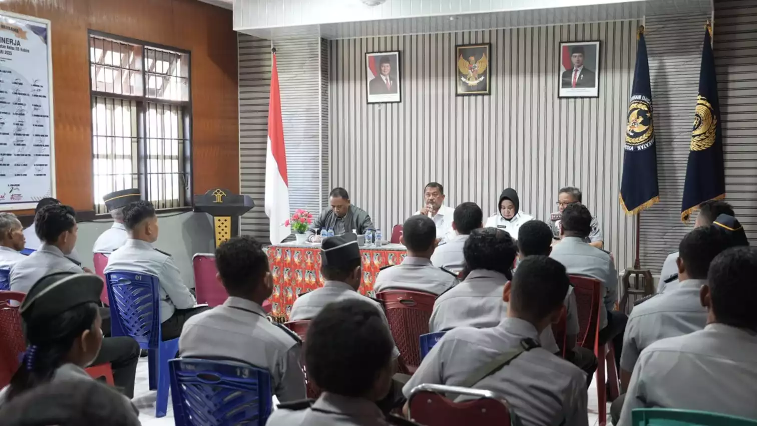 Direktur Jendral Pemasyarakatan (Dirjenpas), Mashudi, langsung sambangi 3 (tiga) petugas Lapas Nabire yang terluka saat terjadinya peristiwa pemukulan oleh warga binaan.