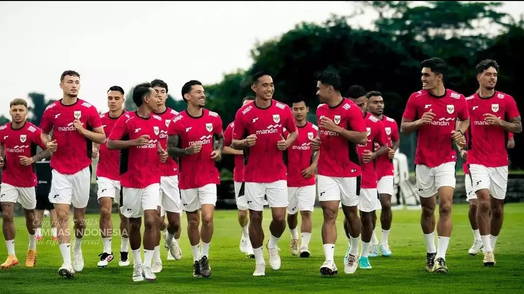 Para pemain Timnas Indonesia menjalani latihan.