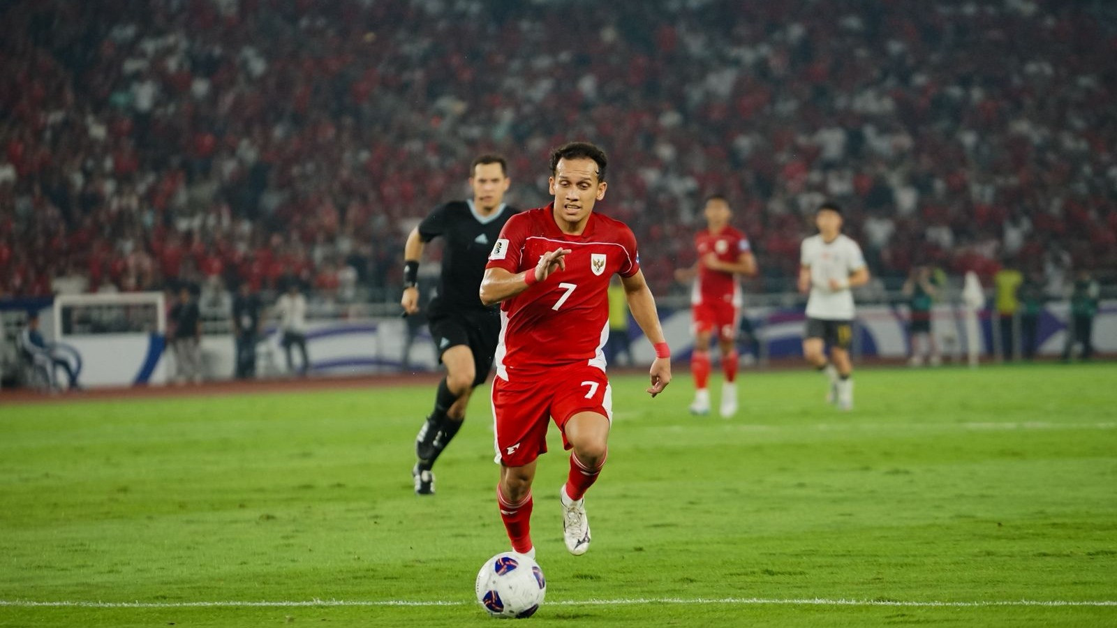 Pemain timnas Indonesia Egy Maulana Vikri saat melawan China pada Kualifikasi Piala Dunia 2026 zona Asia