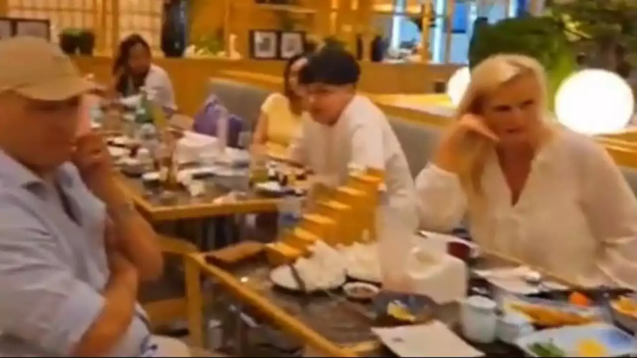 Orang tua pemain Timnas Indonesia, Justin Hubner saat lihat kesibukan Jennifer Coppen urus sang anak