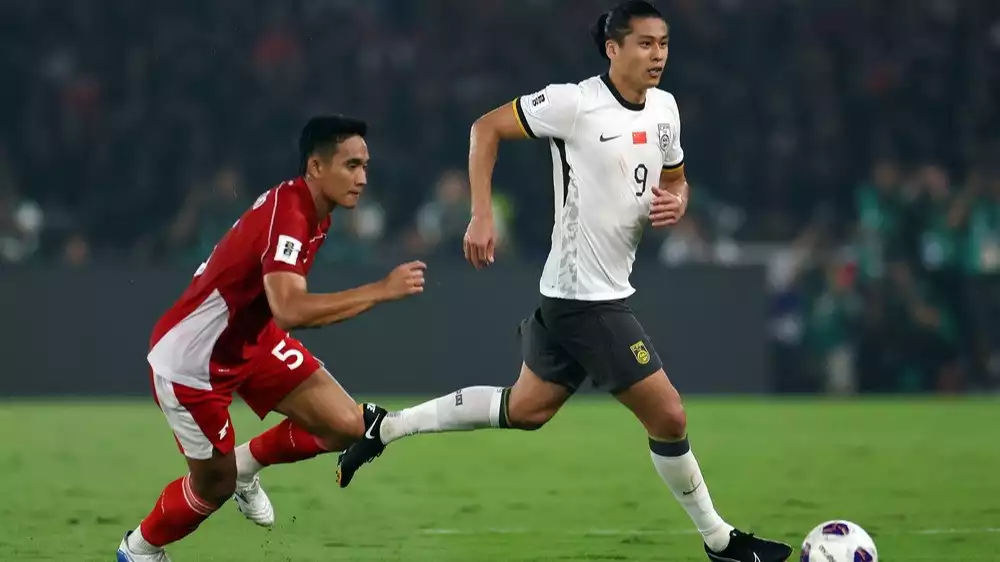 Pemain Timnas Indonesia Rizky Ridho dan penyerang China Zhang Yuning