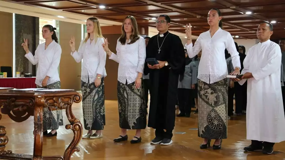 Iris de Rouw, Felicia de Zeeuw, Emily Nahon, dan Isa Warps resmi jadi WNI