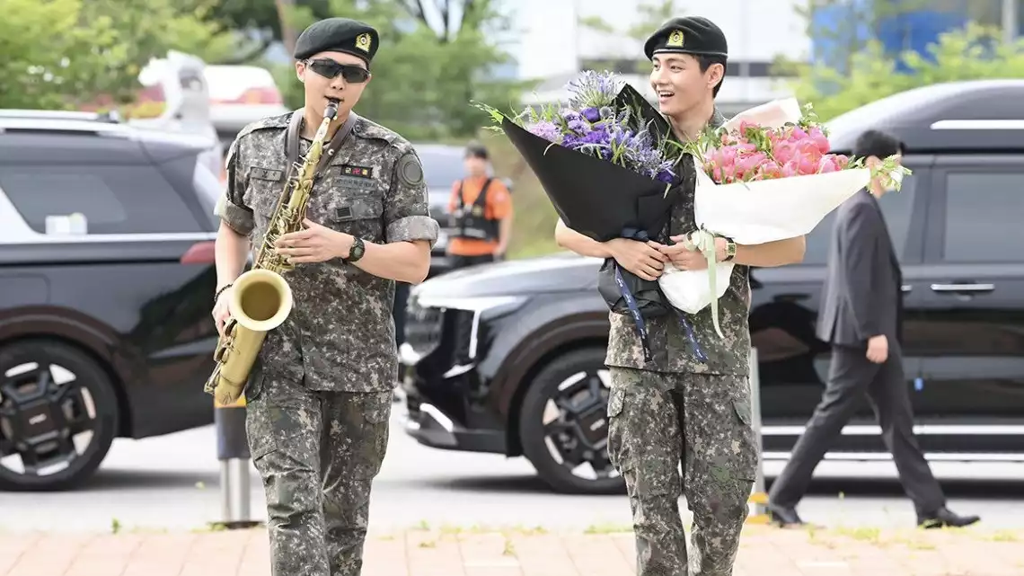 RM dan V BTS Selesai Wamil Hari Ini