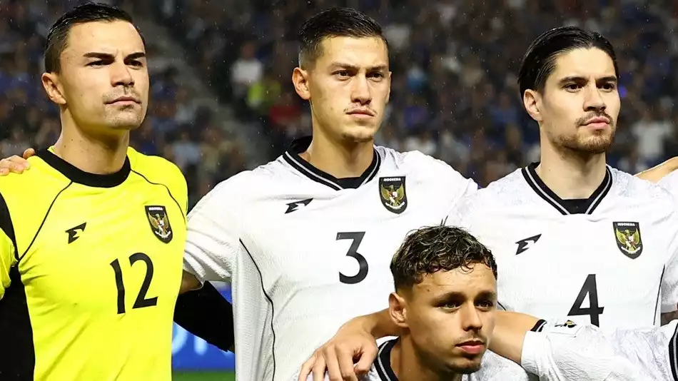 Kapten Timnas Indonesia Jay Idzes bersama Emil Audero dan Kevin Diks