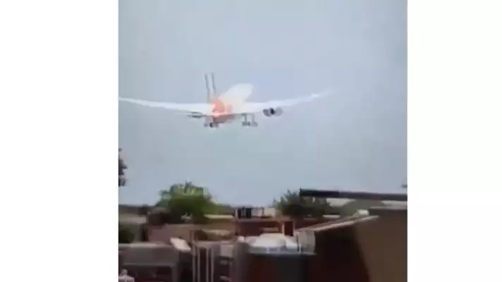 Detik-detik Pesawat Air India Jatuh