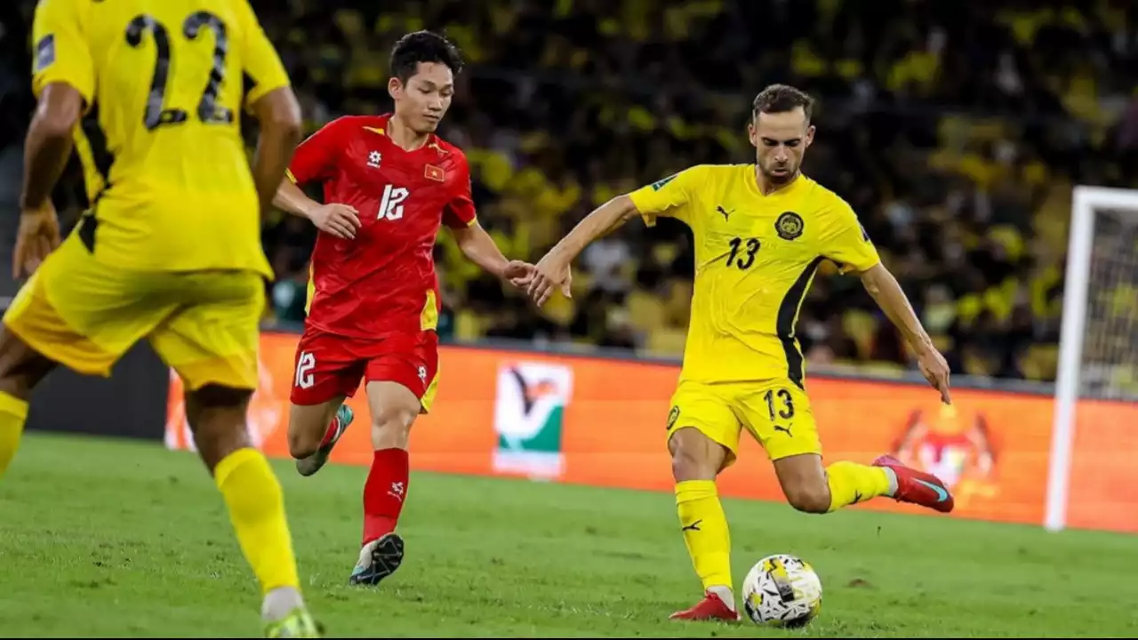 Pemain Timnas Malaysia duel dengan Vietnam