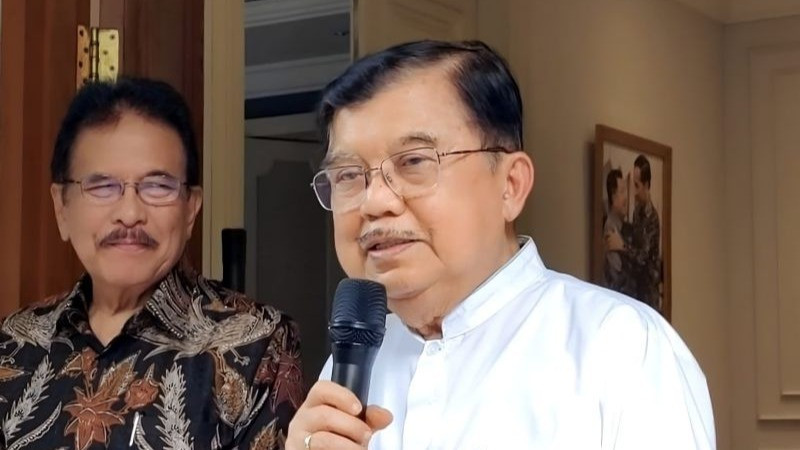 Mantan Wakil Presiden RI, Jusuf Kalla, berbicara dengan awak media di Jakarta, Jumat (13/6/2025).