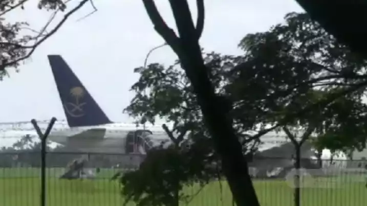Pesawat Saudia Airlines mengangkut jemaah haji yang mendarat darurat di Bandara Kualanmu usai mendapatkan ancaman bom