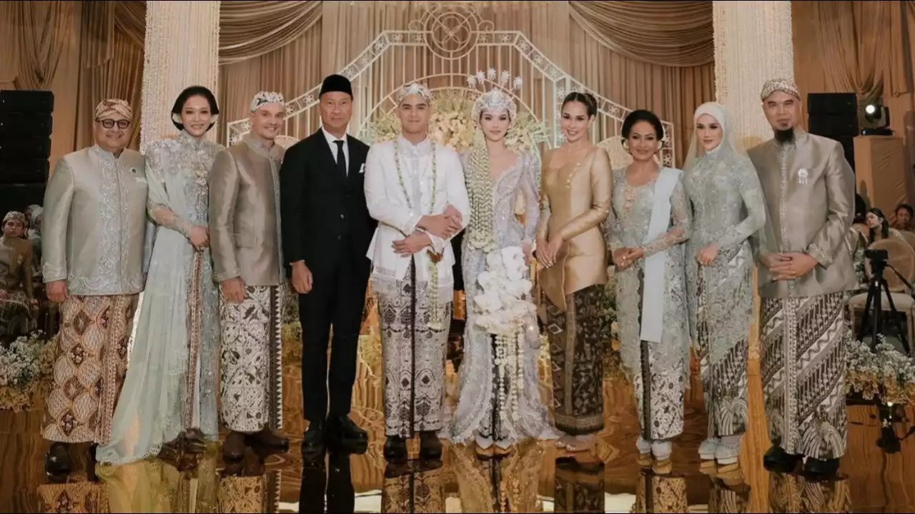 Al Ghazali dan Alyssa Daguise pose bersama keluarga Maia Estianty-Irwan Mussry dan Ahmad Dhani-Mulan Jameela