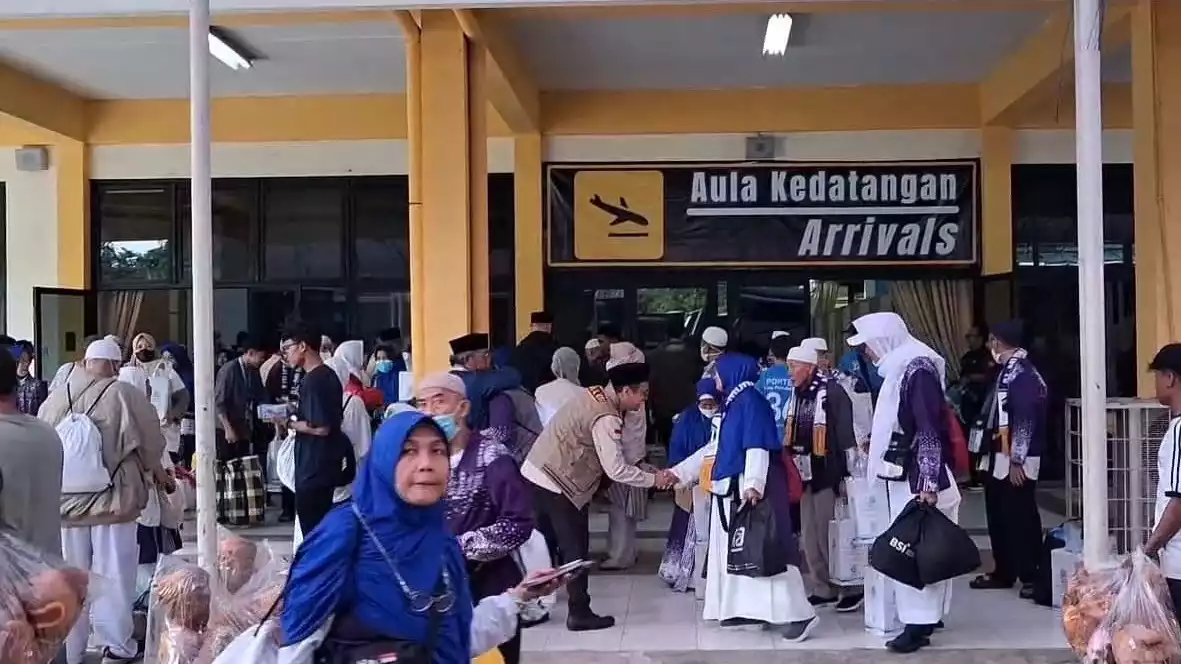 Rombongan jamaah haji asal Kota Depok yang mendapat teror saat pesawat yang ditumpangi dari tanah suci menuju Jakarta, akhirnya tiba di Asrama Haji Embarkasi Jakarat-Bekasi pada Rabu (18/6/2025).