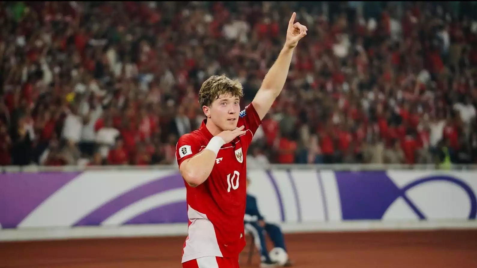 Penyerang timnas Indonesia, Ole Romeny melakukan selebrasi.