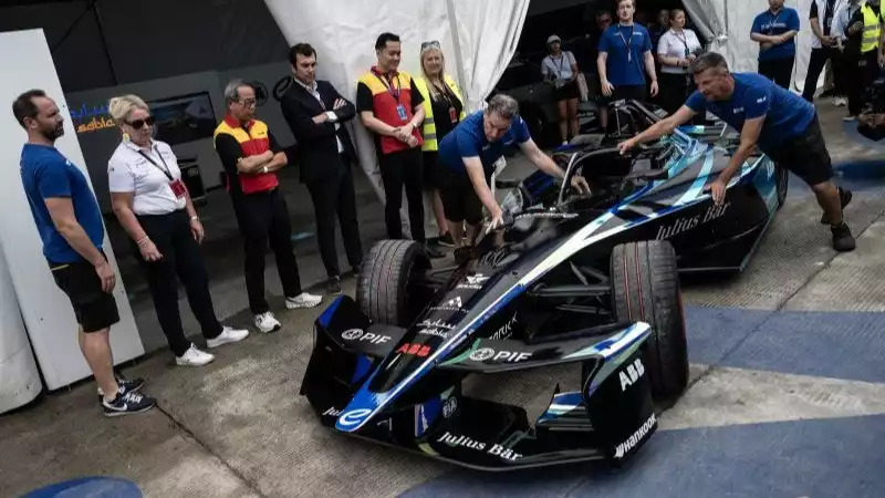 Co-founder dan Chief Championship Officer Formula E Alberto Longo (kelima kiri) menyaksikan unboxing Mobil GEN3 2025 di Jakarta International E-Prix Circuit