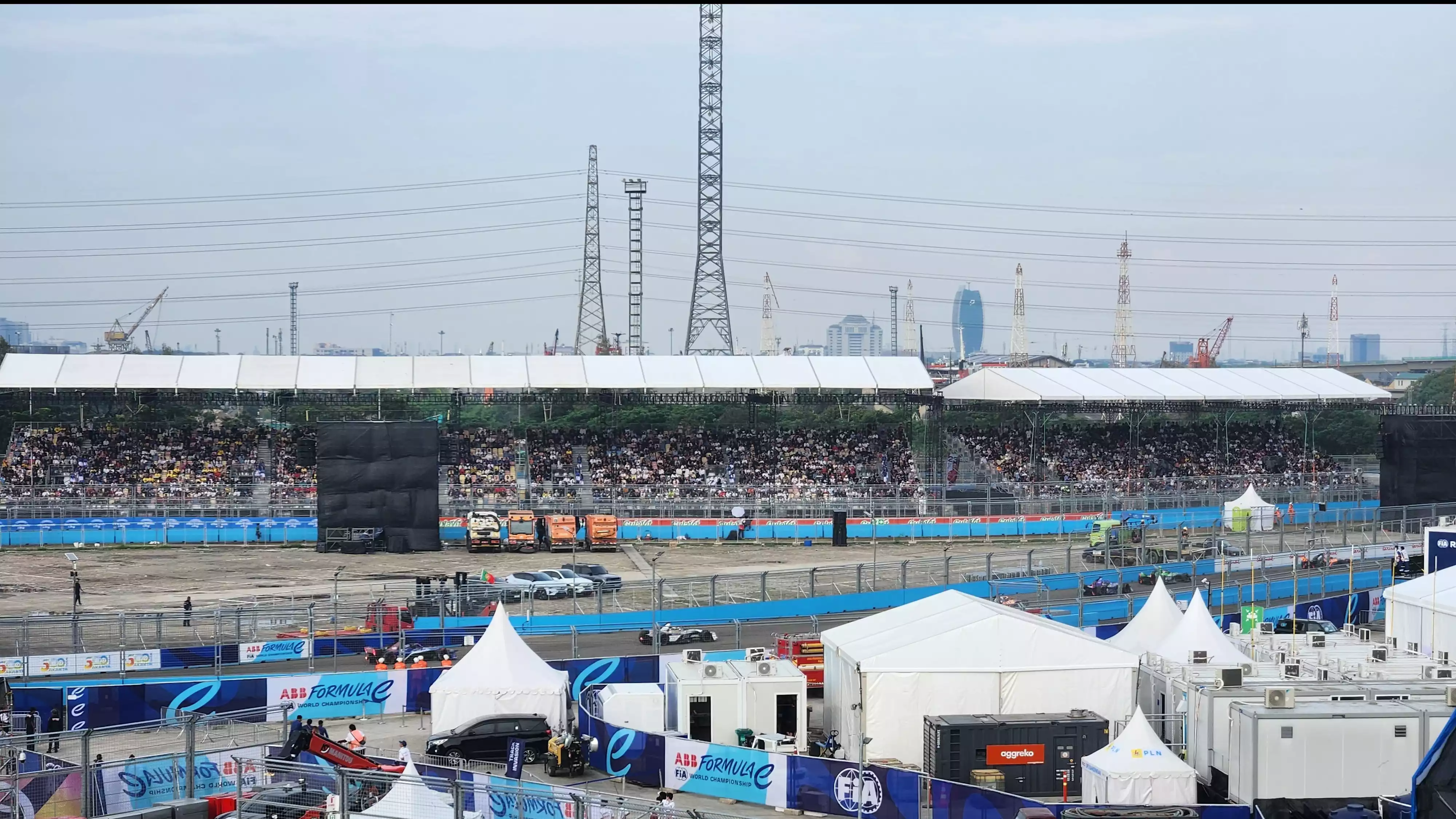Penonton penuhi seluruh area tribun Formula E Jakarta 2025