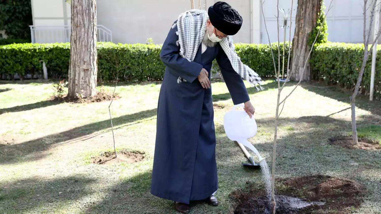 Pemimpin Iran, Ayatollah Ali Khamenei menyiram tanaman.