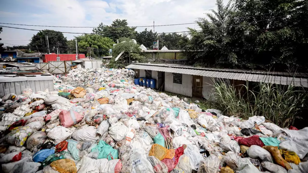 Tumpukan Sampah di Pasar Cihaurgeulis Menggunung dan Tak Diangkut Selama 2 Tahun