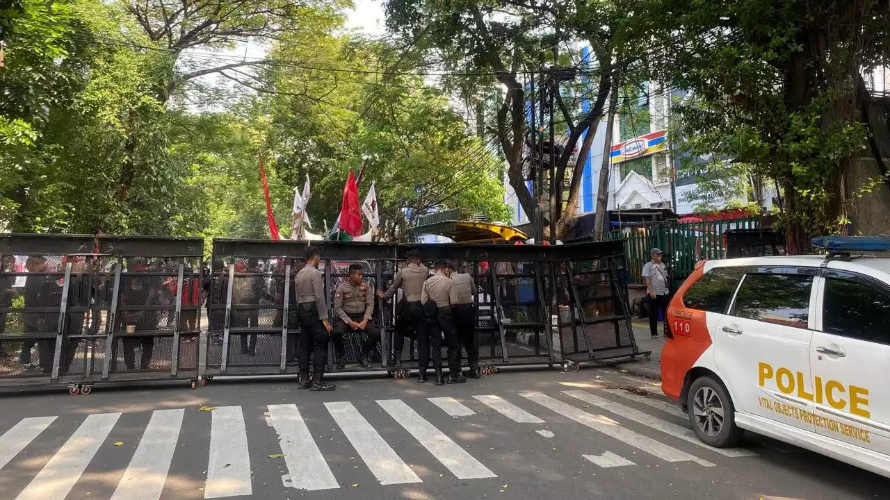 Aksi unjuk rasa bertemakan #BebaskanHasto berlangsung di depan Gedung Pengadilan Negeri Jakarta Pusat, pada Kamis (26/6/2025).