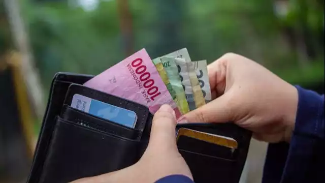 Ilustrasi uang dalam dompet