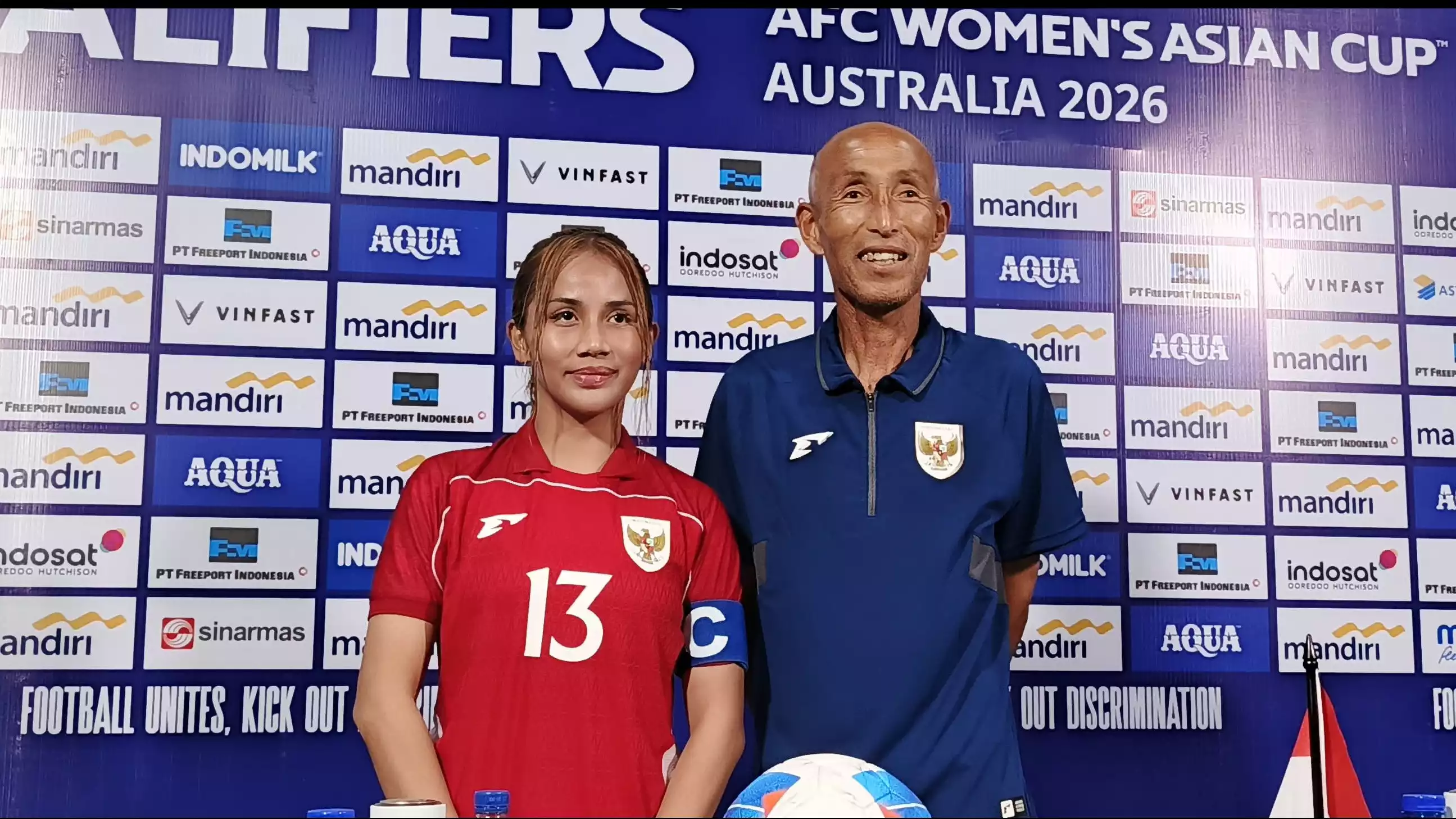 Pelatih Timnas Putri Indonesia, Satoru Mochizuki (kanan)
