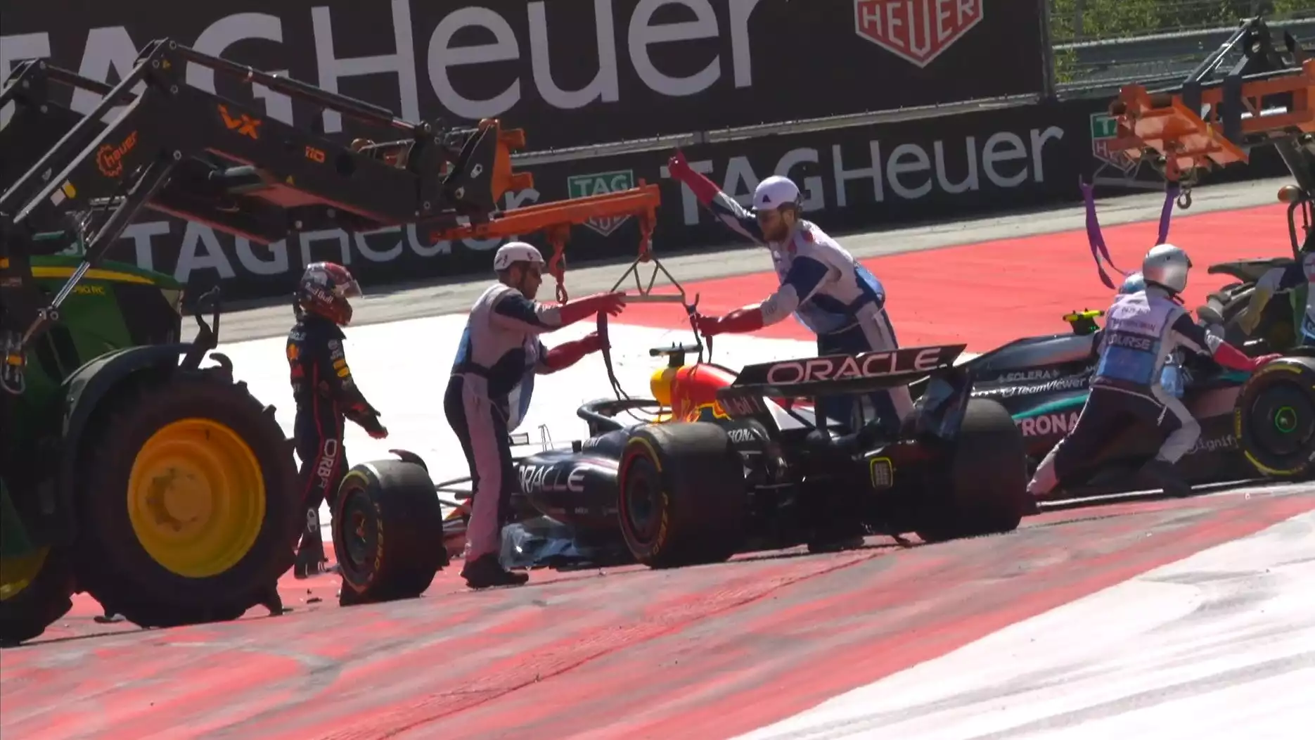 Max Verstappen terlibat Crash dengan Kimi Antonelli