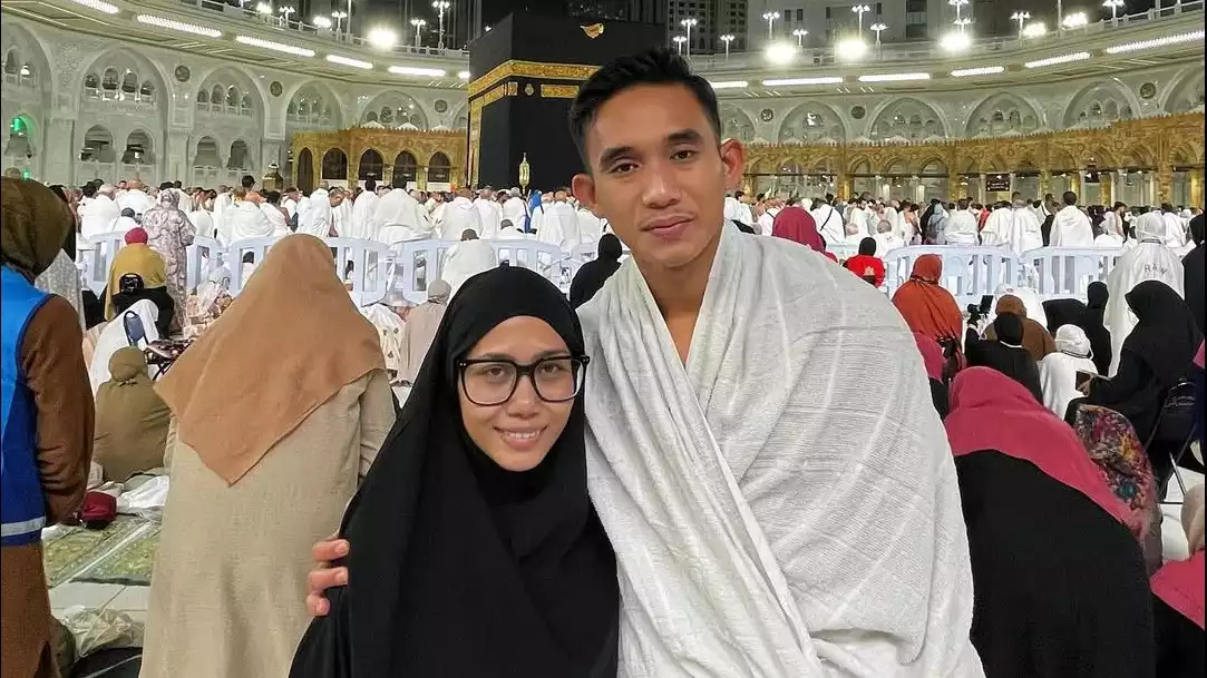 Rizky Ridho dan istri saat beribadah umroh di Tanah Suci