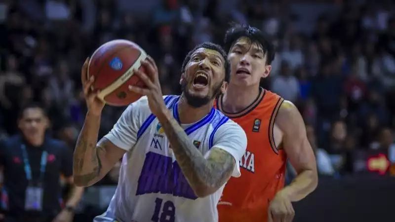 Pebasket Pelita Jaya, Vincent Kosasih (kanan) berusaha hentikan pebasket Tangerang Hawks, Maxie Kunle Esho (kiri)