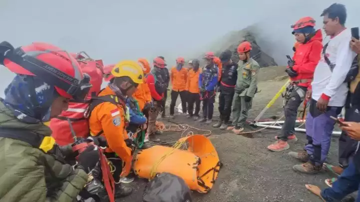 Potret tim SAR gabungan rescue pendaki asal Brasil, Juliana Marins terperosok di jurang Gunung Rinjani