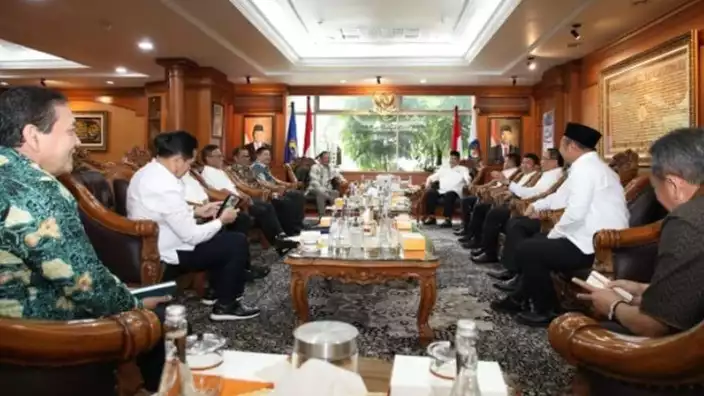 Menteri Dalam Negeri Muhammad Tito Karnavian menerima audiensi Apkasi di Kantor Kemendagri, Jakarta, Jumat (4/7/2025).