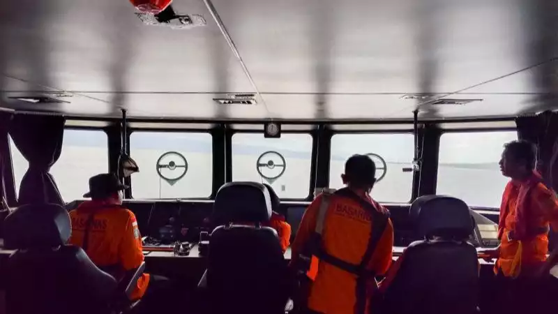 Tim SAR gabungan melakukan pencarian korban kapal tenggelam KMP Tunu Pratama Jaya di Selat Bali. Sabtu (5/7/2025)