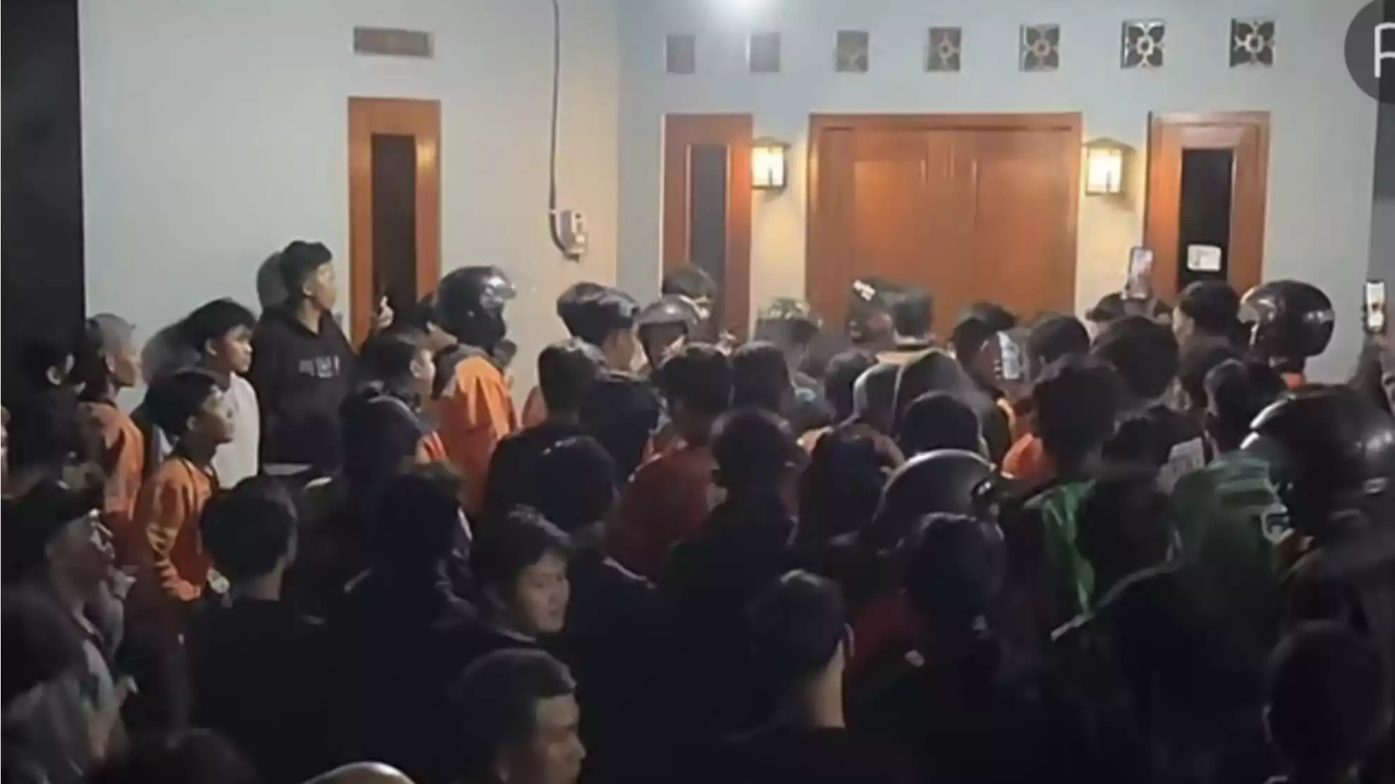 Sejumlah driver Shopee Food menggeruduk rumah customernya di wilayah Bantulan, Kalurahan Sidoarum, Kapanewon Godean, Kabupaten Sleman, DI Yogyakarta.