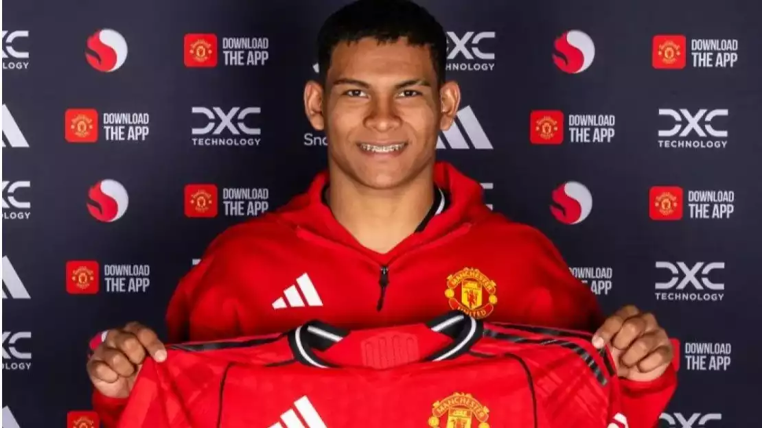Resmi! Manchester United Gaet Bek Muda Paraguay Diego Leo Buat Liga Inggris 2025/26