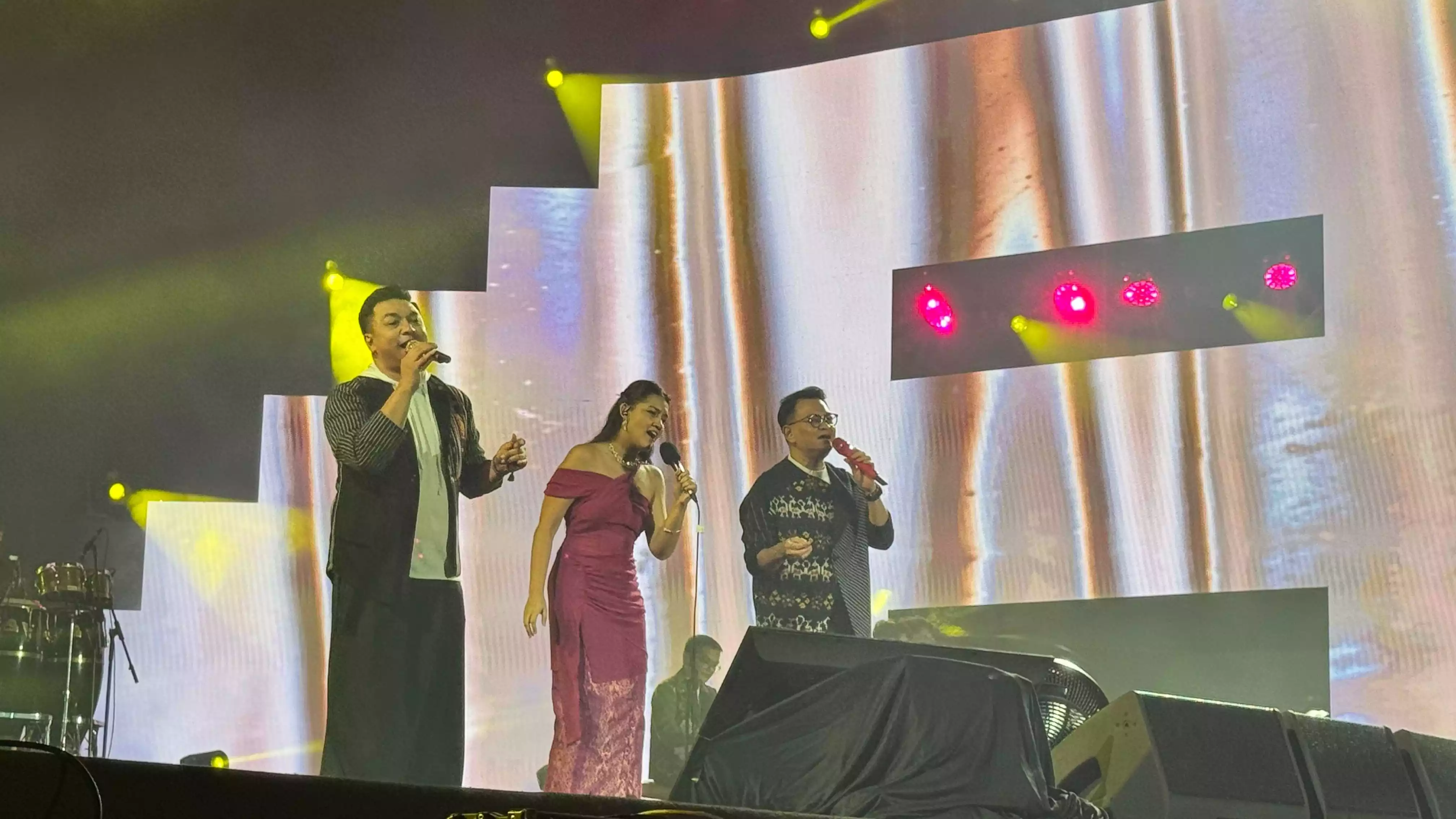 Kahitna bersama Monita Tahalea