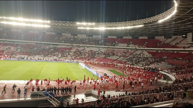 Para pemain Timnas Indonesia U-23 terlihat hadir di SUGBK untuk menyaksikan laga Oxford United vs Liga Indonesia All Stars