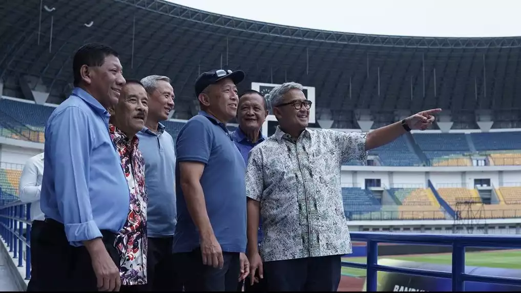 Glen Sugita bersama Wali Kota Bandung M Farhan dan jajaran Direksi Persib