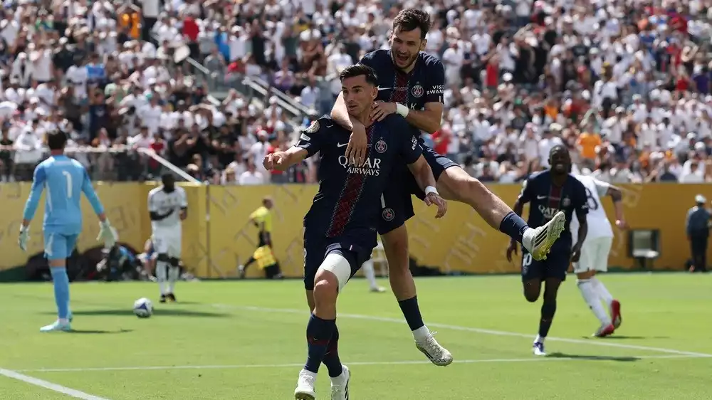 Fabian Ruiz dan Khvicha Kvaratskhelia rayakan gol PSG kontra Real Madrid