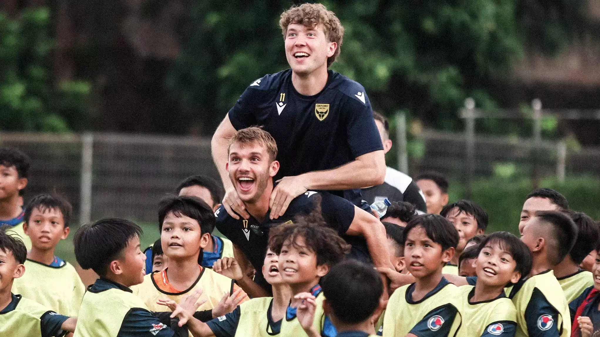 Calon Juara Piala Presiden 2025, Oxford United: Latihan Bersama SSB Hingga Gary Rowett Naik Sisingaan