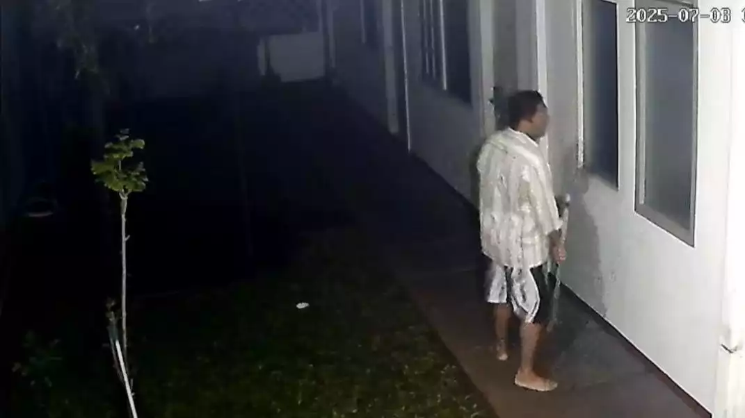 Penjaga Indekos mondar-mandir di depan kamar kos diplomat muda Arya Daru Pangayunan