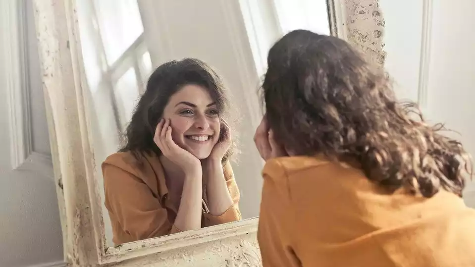 Ilustrasi wanita bahagia