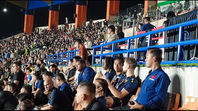 Hilang dari Daftar Susunan Pemain Oxford United vs Thai Port FC, Marselino Ferdinan Terpantau Duduk Manis di Tribun Penonton
            - galeri foto