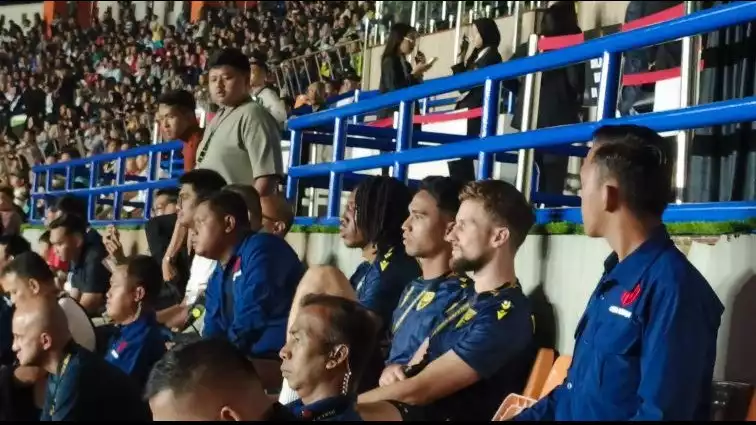 Marselino Ferdinan terpantau duduk manis di tribun penonton pada laga final Piala Presiden 2025 antara Oxford United vs Port FC