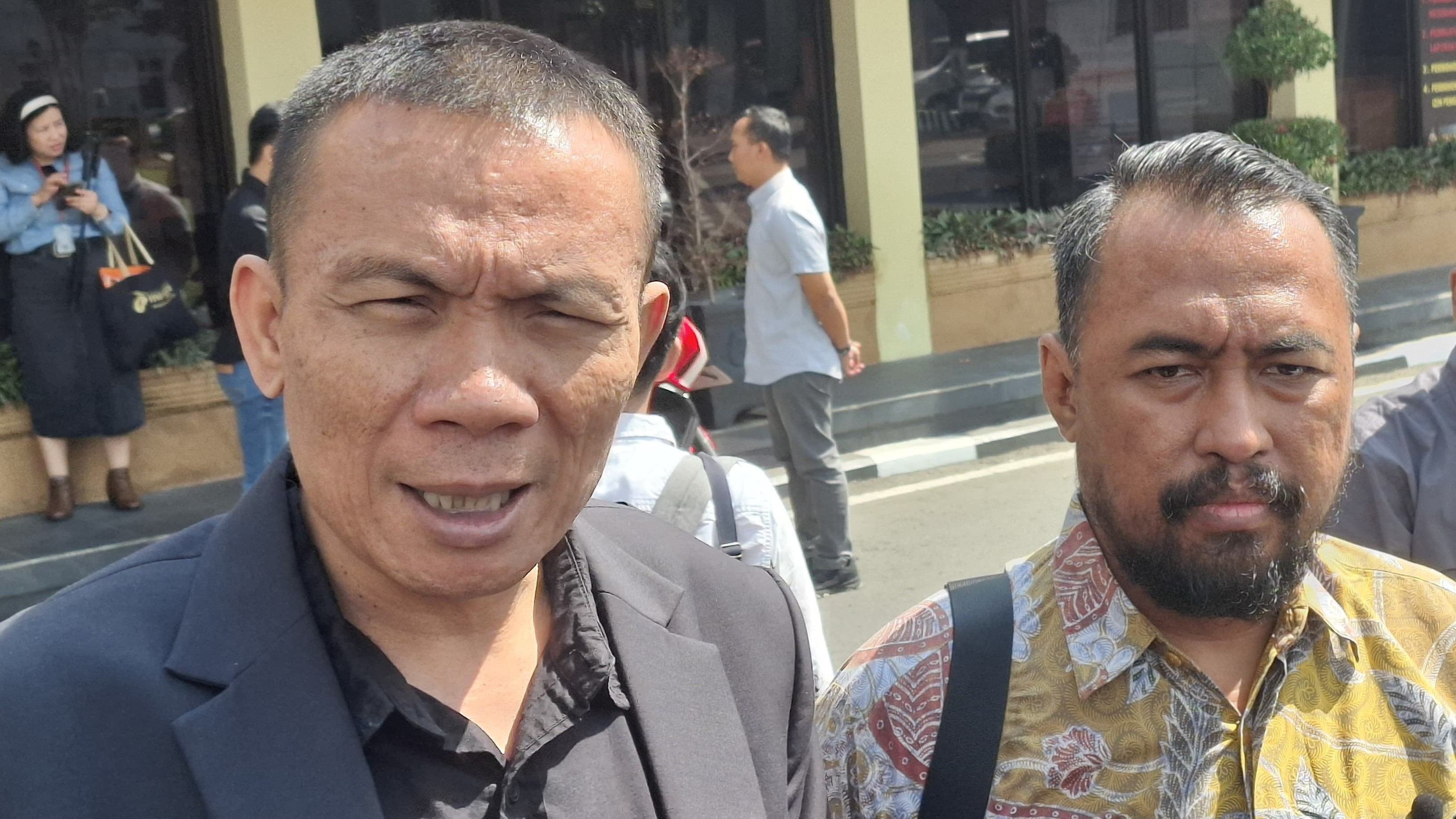 Rismon Sianipar (kiri) didampingi kuasa hukumnya, Andhika Dian Prasetyo (kanan) ditemui seusai pelaporan Jokowi atas tuduhan penyebaran berita bohong di Polda DI Yogyakarta, Selasa (15/7/2025).