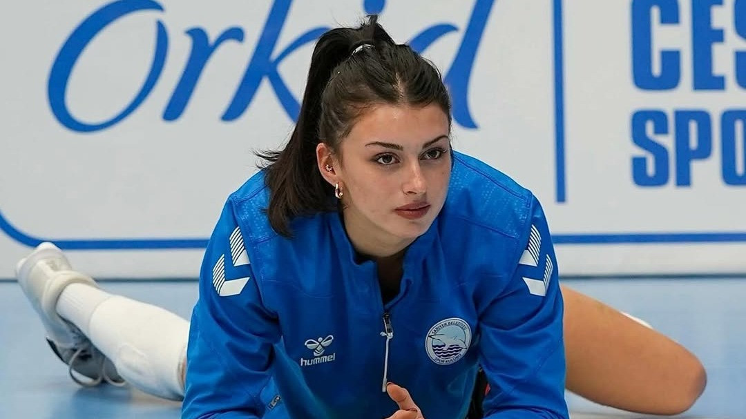 Profil Deniz Emrelli, Rekan Setim Megawati Hangestri di Manisa BBSK, Intip 8 Potret Atlet Voli Cantik ala Wanita Turki, Ada Tato Di Balik Jersey
            - galeri foto