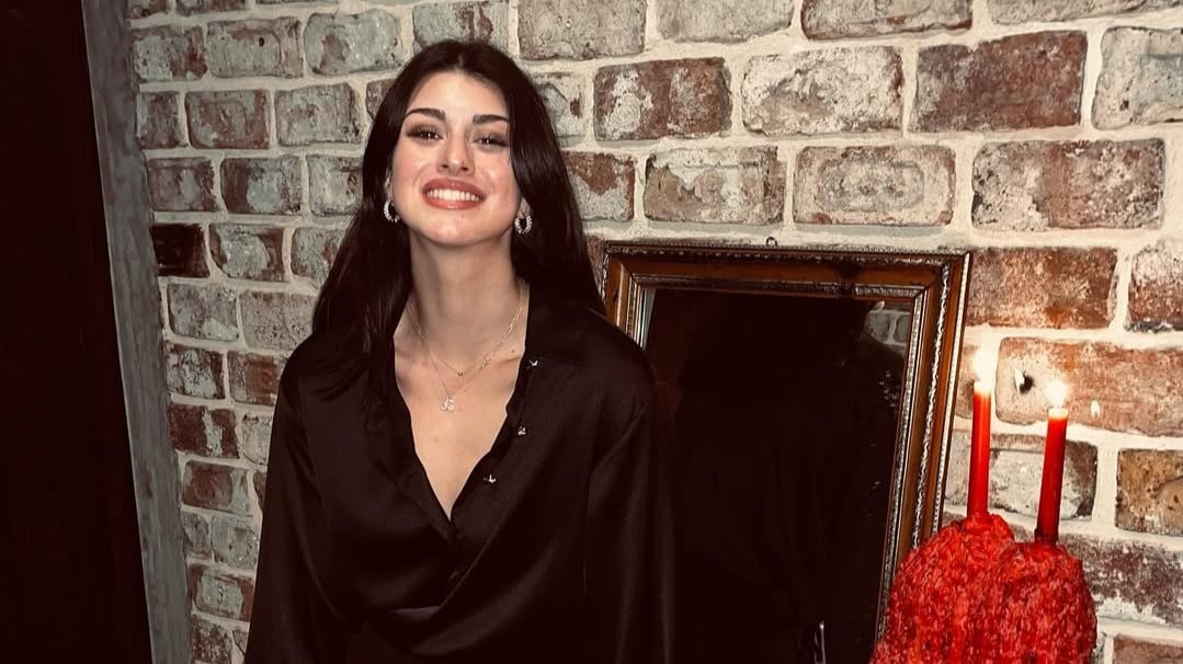 Gaya modis Deniz Emrelli.