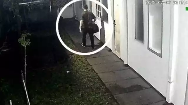CCTV rekam detik-detik sebelum Diplomat muda Kemenlu ditemukan tewas di sebuah indekos, Gondangdia, Jakarta Pusat.