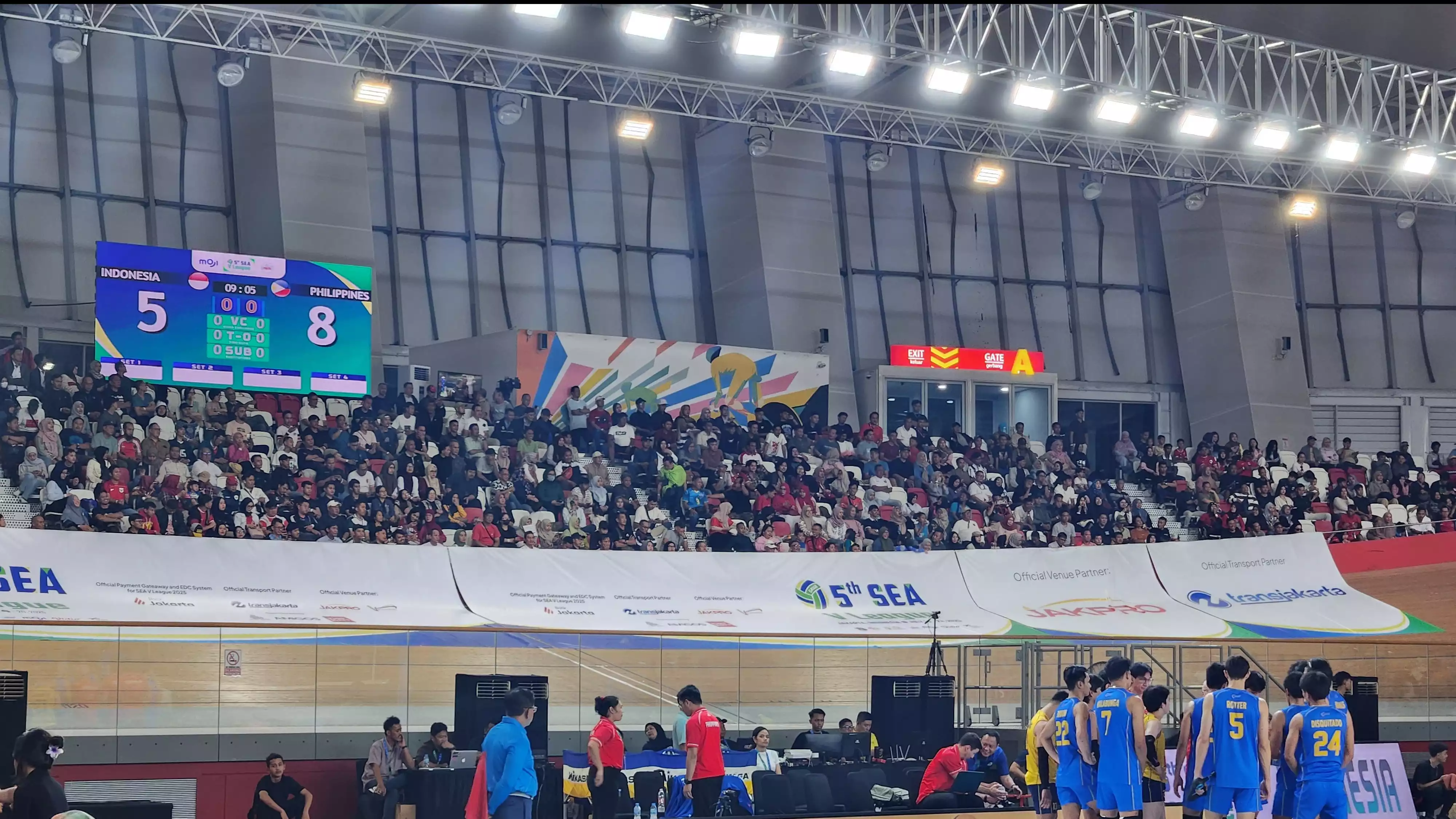 Penonton padati Jakarta International Velodrome saat laga Timnas Voli Indonesia Vs Filipina di putaran kedua SEA V League 2025