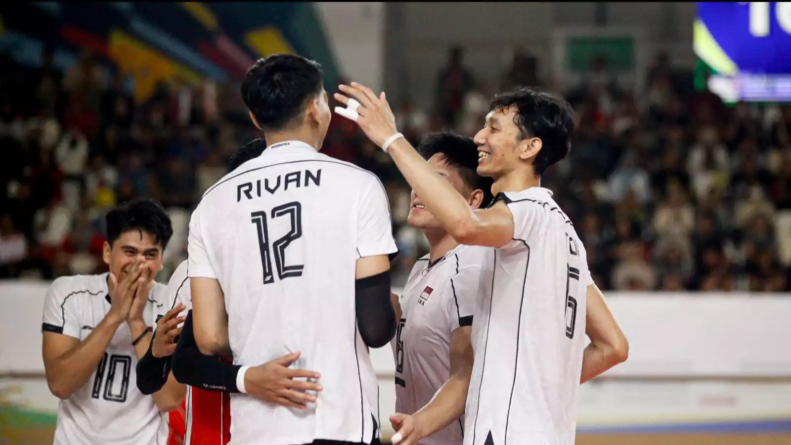 Rivan Nurmulki dan para pemain Timnas Voli Indonesia di SEA V League 2025