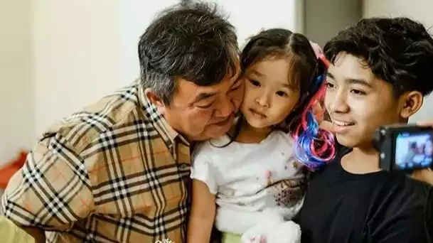 Potret Kedekatan Sarwendah dengan Sang Ayah, Hendrik Lo