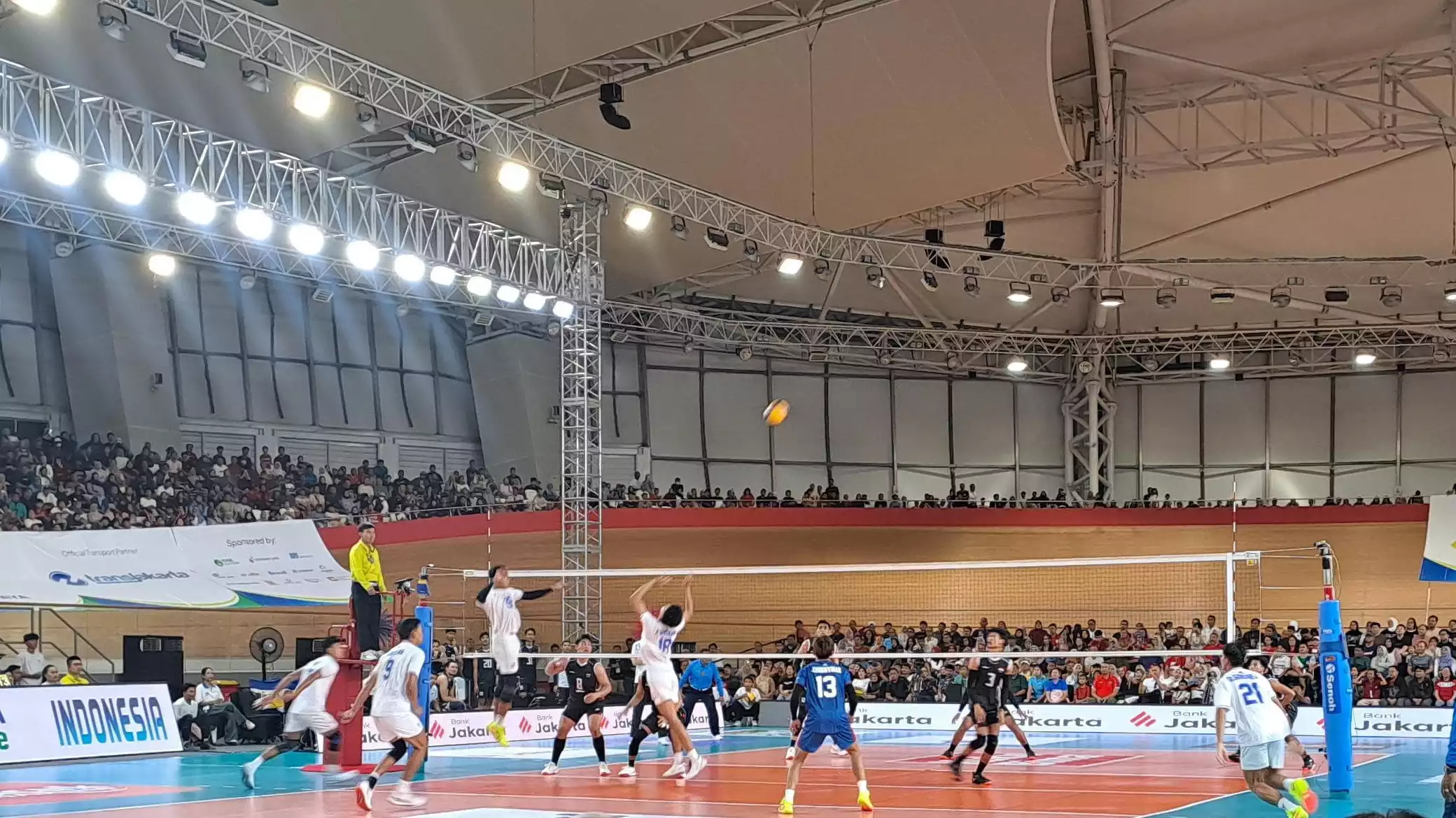 Pemain Timnas Voli Indonesia saat beraksi di laga melawan Kamboja di leg kedua SEA V League 2025.