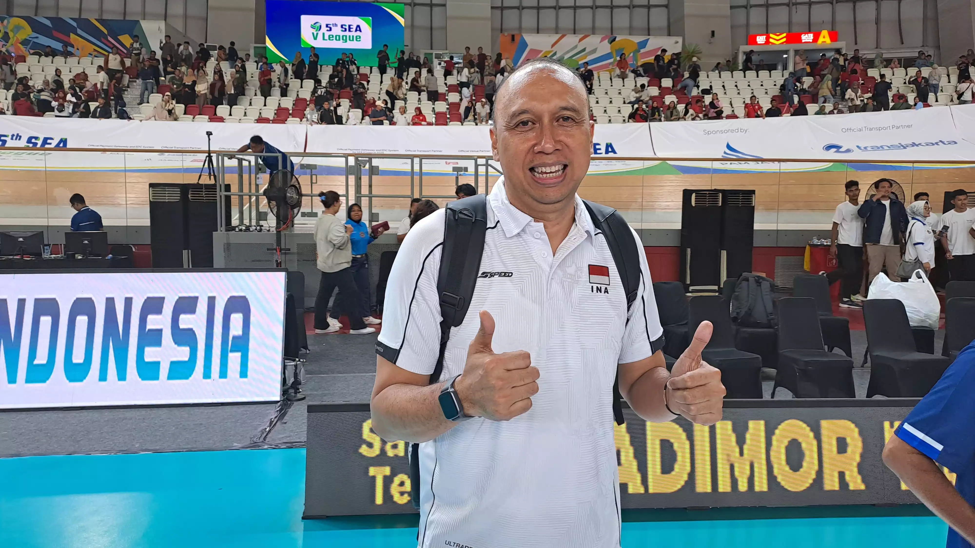 Erwin Rusni selaku Asisten Pelatih Timnas Voli Indonesia saat diwawancarai awak media di SEA V League 2025 di Velodrome.