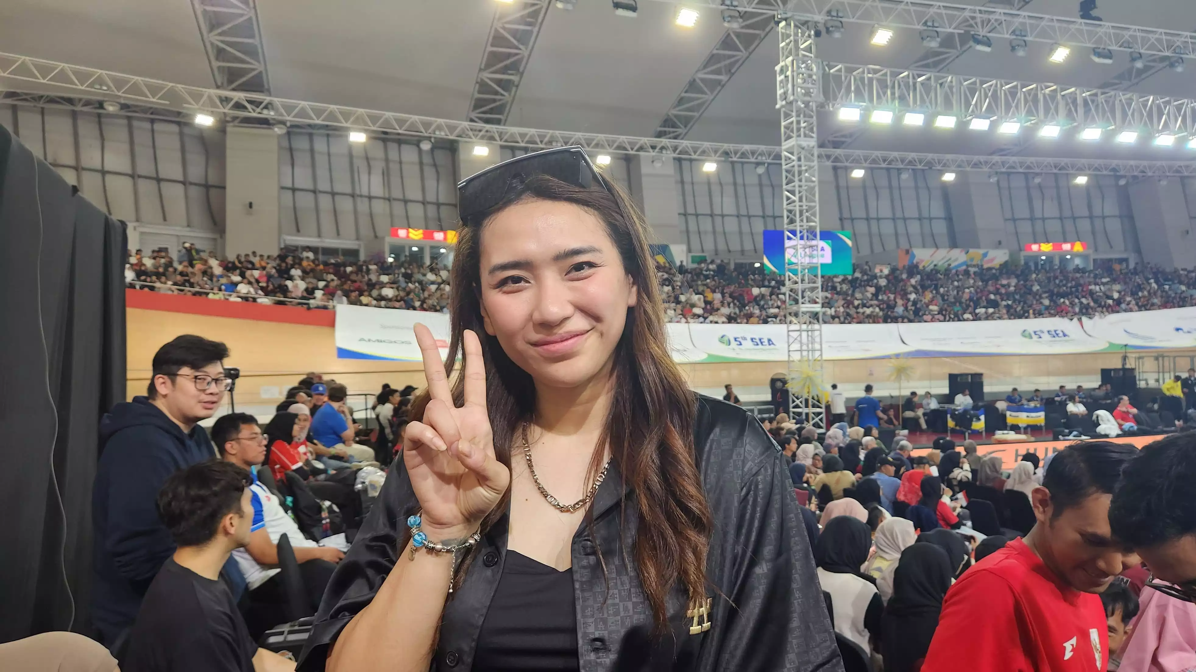 Yolla Yuliana Menyaksikan Langsung SEA V League 2025 di Jakarta International Velodrome
