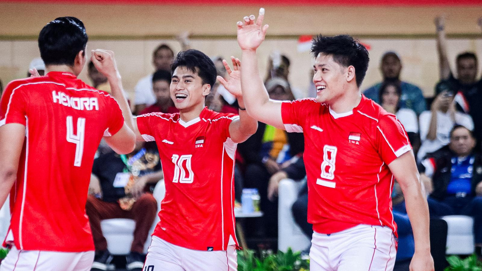 Punya Pengalaman Main di Luar Negeri, Fahry Septian Bongkar Perbedaan Mental Suporter di Eropa dan Indonesia
            - galeri foto